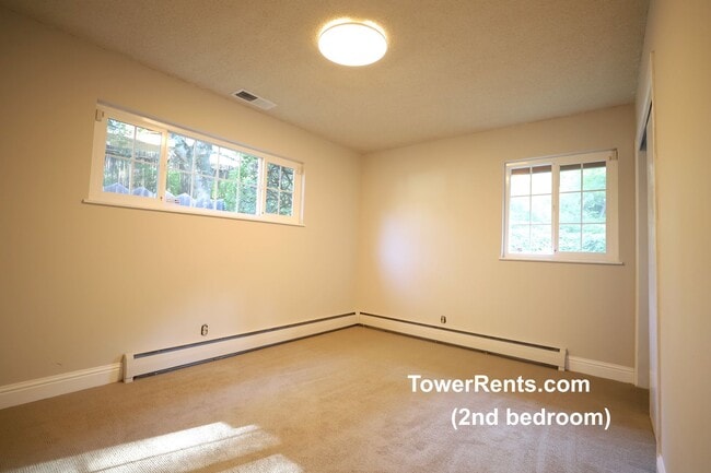 Building Photo - Santa Rosa: 3 bedroom, 2 1/2 bath Home wit...