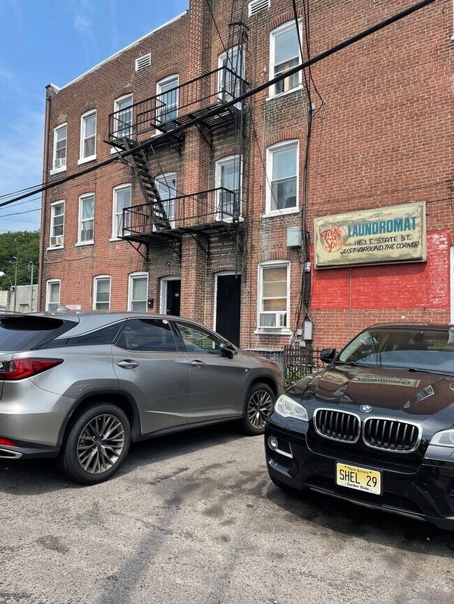 Building Photo - 3 Bedroom Apartment w Free Heat