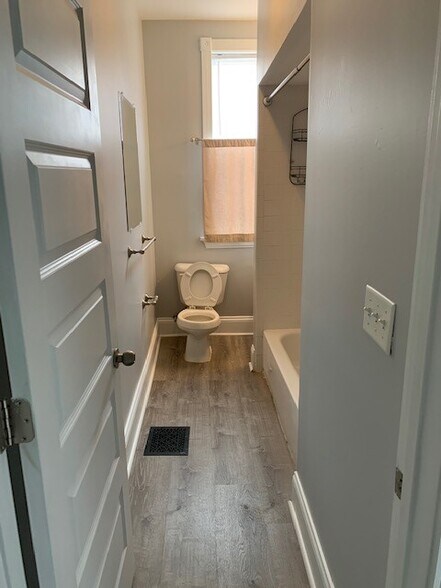 Full Bath - 2716 Griffiths Ave