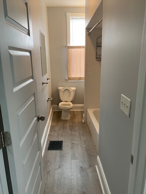 Full Bath - 2716 Griffiths Ave