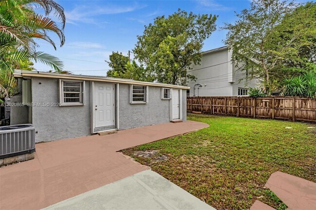 Building Photo - 2636 SW 29th Ct