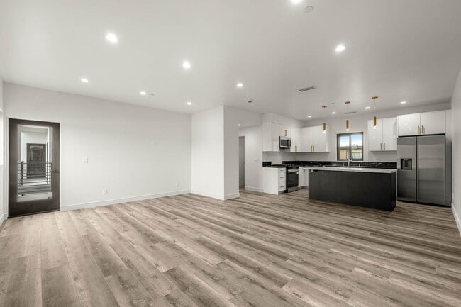 Building Photo - 1920-1922 S Sherbourne Dr