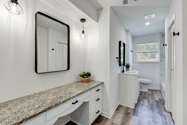 Building Photo - 1703 N Roberson St