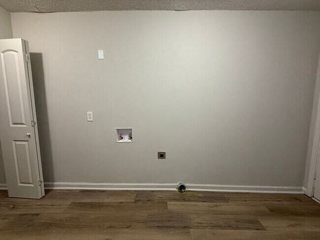 Building Photo - Renovated 4 Bedroom Duplex Unit in South Nashville - Pet Friendly!