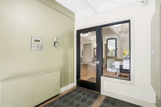 Building Photo - Spacious Cap Hill Condo with Garage Parking