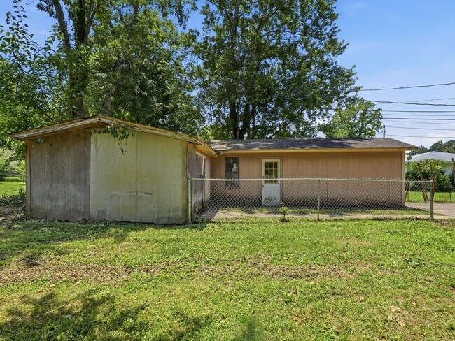Building Photo - 704 Jackson Dr