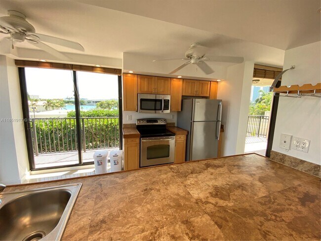 Building Photo - 801 N Venetian Dr