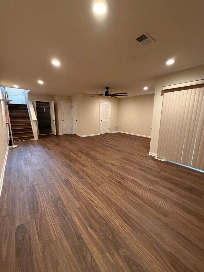Building Photo - Mockingbird Cr Townhouse Available!!!
