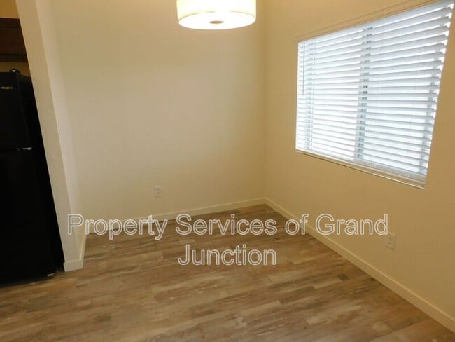 Building Photo - 658 Brookwillow Dr