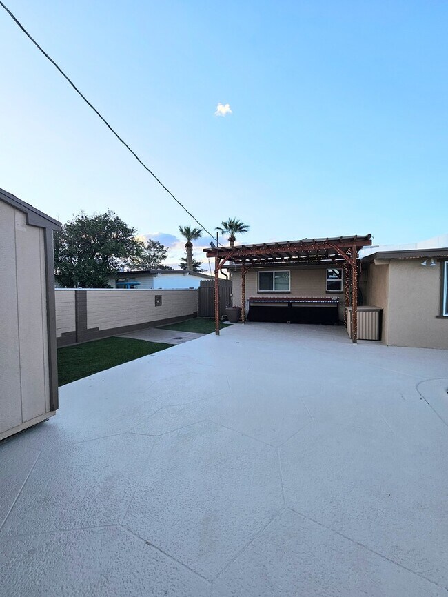 Building Photo - A charming house w/ 3 beds and 1.5 bath