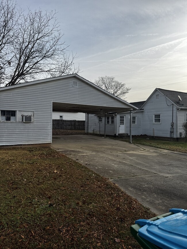 Building Photo - 512 S Zion St