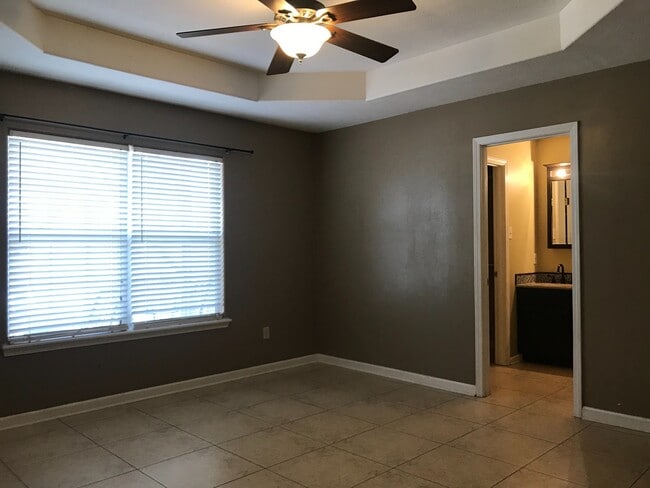 Building Photo - 24 Country Village Cir