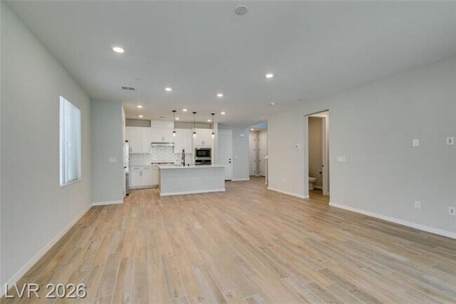 Building Photo - BEAUTIFUL 4 BEDROOM PROPERTY IN GATED COMMUNITY!