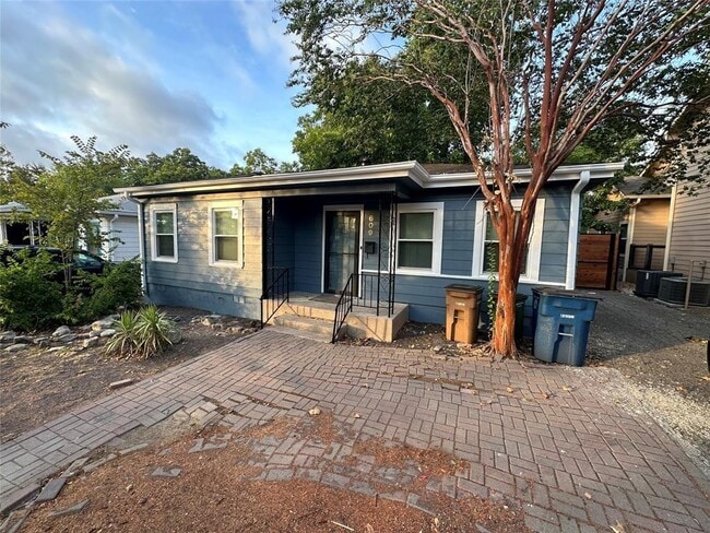 Primary Photo - 609 W N Loop Blvd