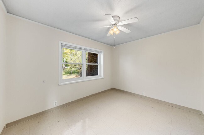 Building Photo - 521 Hawkins Rd