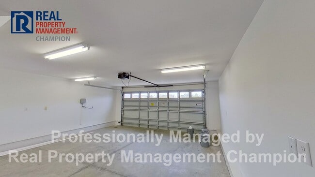 Building Photo - Welcoming Home in Courtney Pines w/Fenced Yard