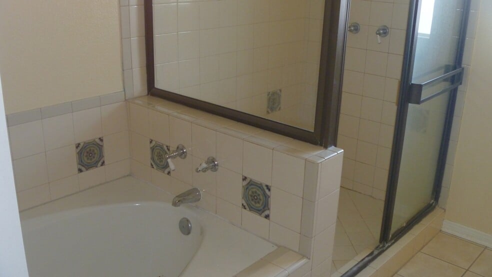 MASTER BATHROOM JACUZZI & SHOWER STALL - 2106 Clark Ln