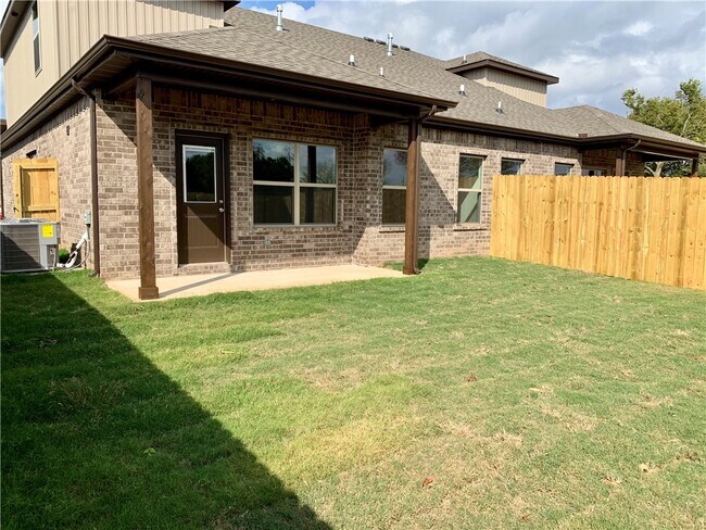 Building Photo - 432 Red Robin St