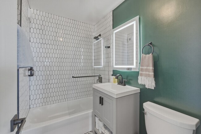 Building Photo - 2626 N Lakeview Ave