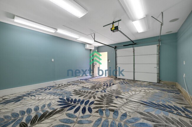 Building Photo - Expansive 4-Bedroom Sammamish Residence w/ Private Guest Suite & Included internet and landscaping.