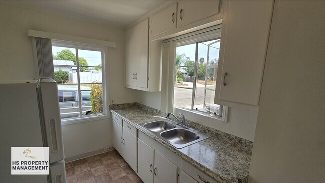 Building Photo - 303 Palm Ave