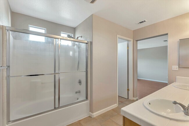 Building Photo - 929 Monarch Cir