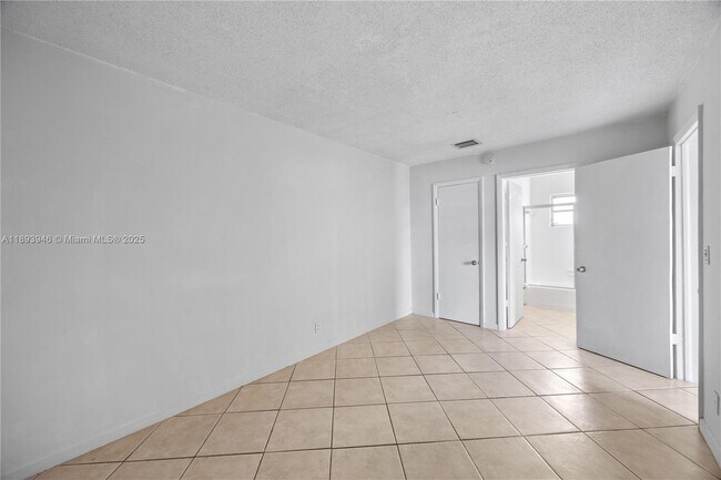 Building Photo - 400 SE 31st St