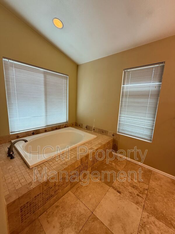 Building Photo - 651 N Jensen Pl