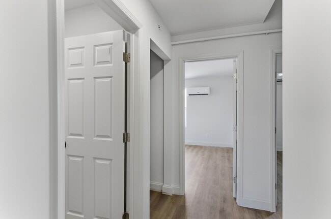 Building Photo - 2303 Parkview Ave