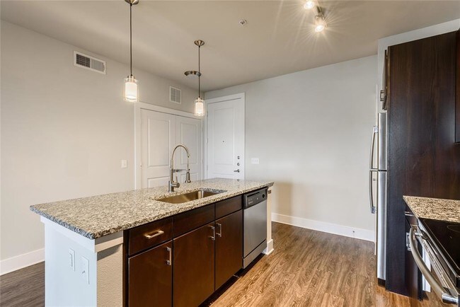 Building Photo - 1520 N Memorial Way