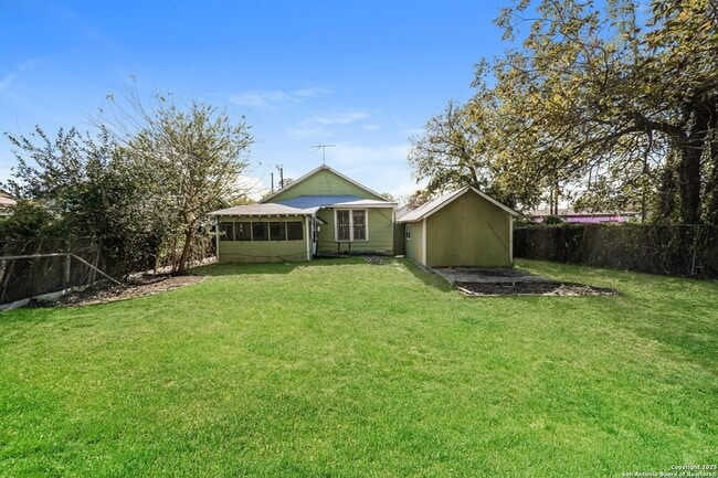 Building Photo - 115 E Lambert St