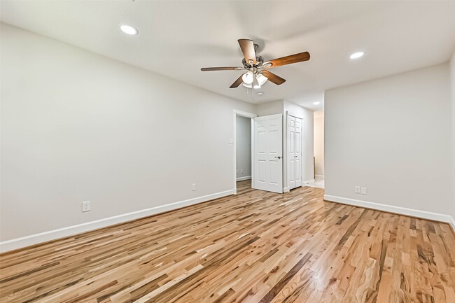 Building Photo - 1207 Thomas Dr