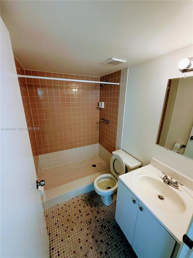 Building Photo - 2001 Bay Dr