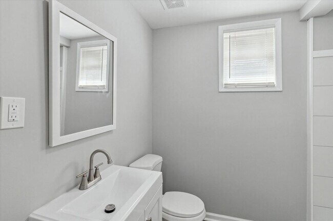 Building Photo - Huge East Savannah 4BR/2BA House For Rent