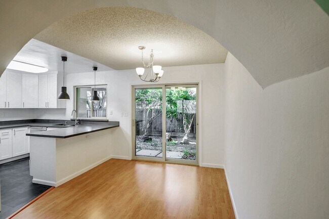 Building Photo - 2bed/2.5bath Townhouse with Updated Kitchen!
