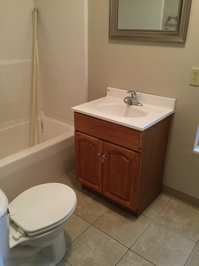 Building Photo - 3 Bedroom, 2 1/2  Bathroom half duplex, $1100 mo - Available December 19