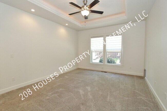 Building Photo - Immaculate Single-Level Home