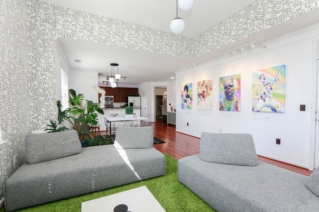 Building Photo - Riverside  Condo-RARE-Ready Jan 26