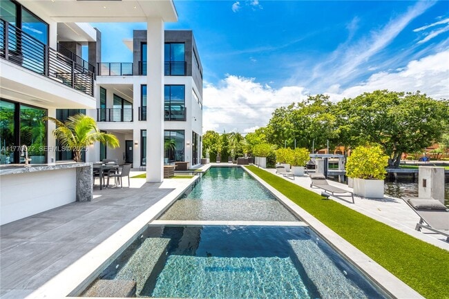 Building Photo - 1400 Bayview Dr