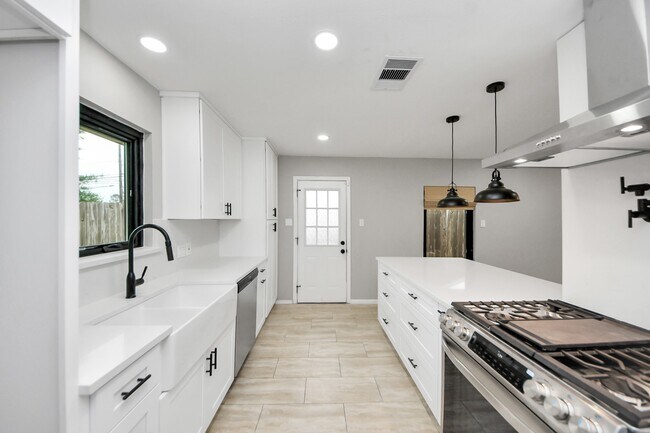 Building Photo - 4821 Viking Dr