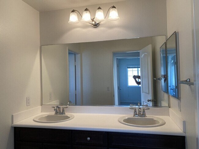 Building Photo - Beautiful large 3 bedroom home in Eastvale!
