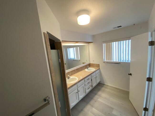 Building Photo - 5201 Sweetwater Dr NW