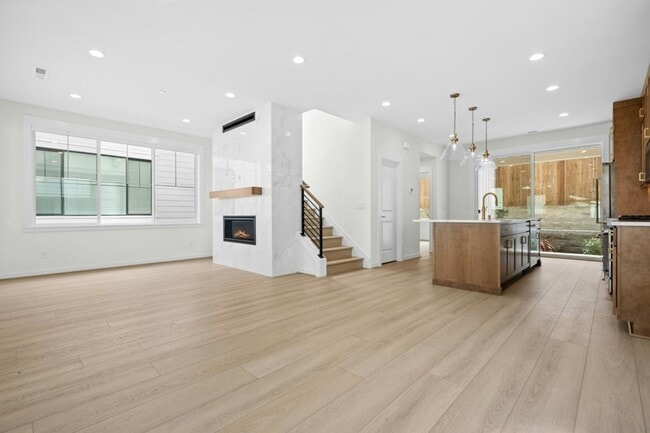 Building Photo - 3bd/2.75ba Redmond Home