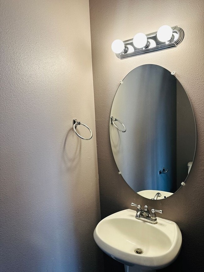 Building Photo - Charming and Updated Townhome in Convenien...