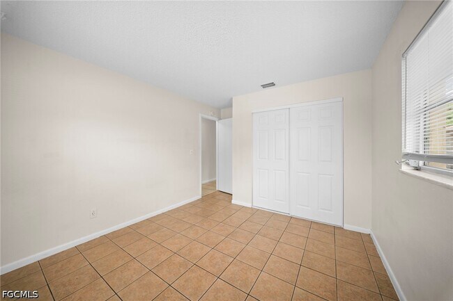 Building Photo - 5553 Fifth Ave