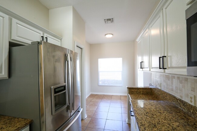 Building Photo - Stunning 3-Bed, 2.5-Bath End-Unit Townhome...