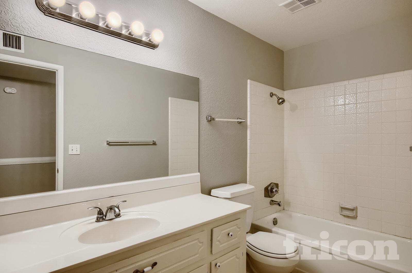 Building Photo - 2612 E Glade Ave