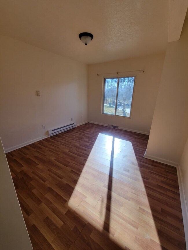 Building Photo - Wonderful spacious country home