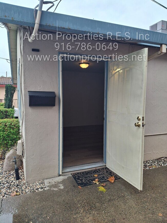 Building Photo - Central Roseville -Duplex 1 Bed, 1 Bath Duplex Large Fenced Yard, Gardener Included - No Laundry ...