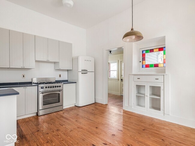 Building Photo - 1118 E St Clair St